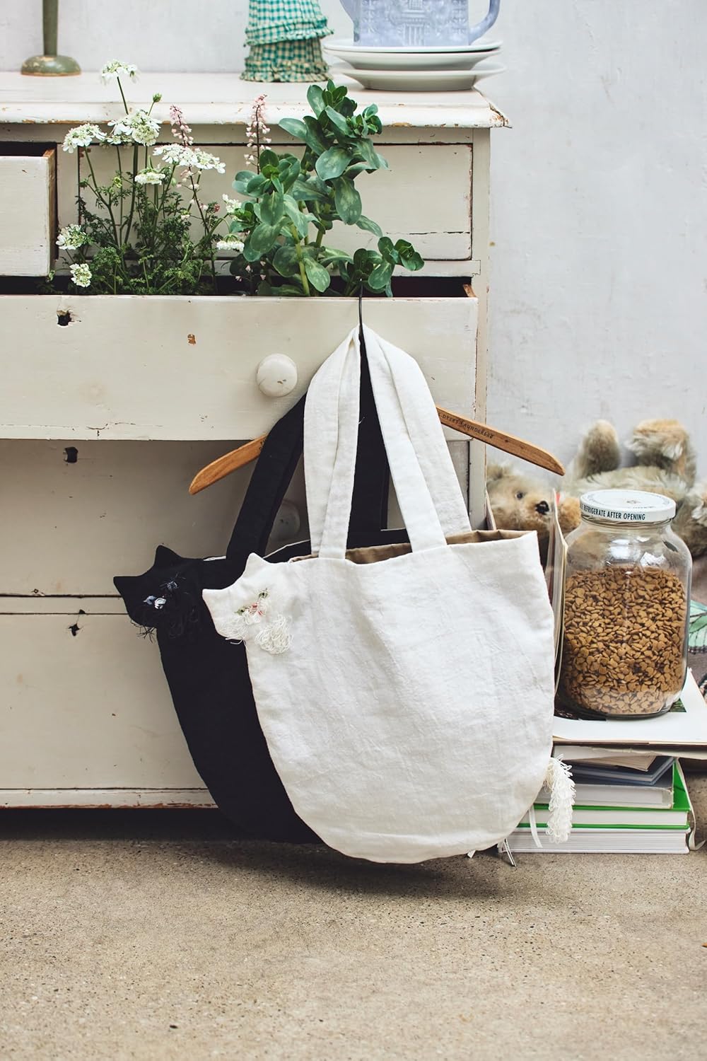Cat Bags and Small Accessories Made with Linen  - Japanese Craft Book