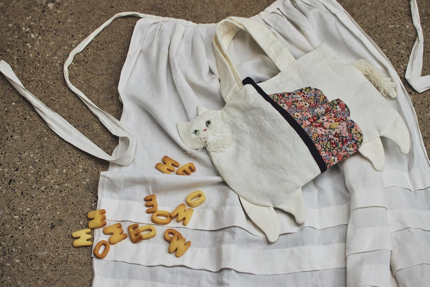 Cat Bags and Small Accessories Made with Linen  - Japanese Craft Book